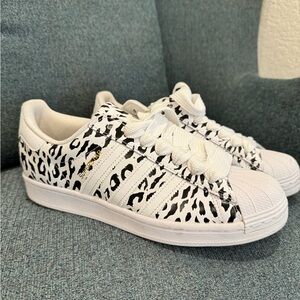 Adidas Women's Black and White Sneakers SUPERSTAR